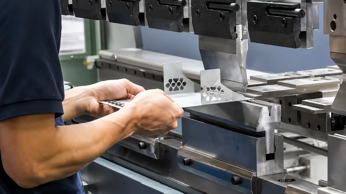 การดัดโค้ง CNC press brake แผ่นสแตนเลส — การขึ้นมุมที่แม่นยำ